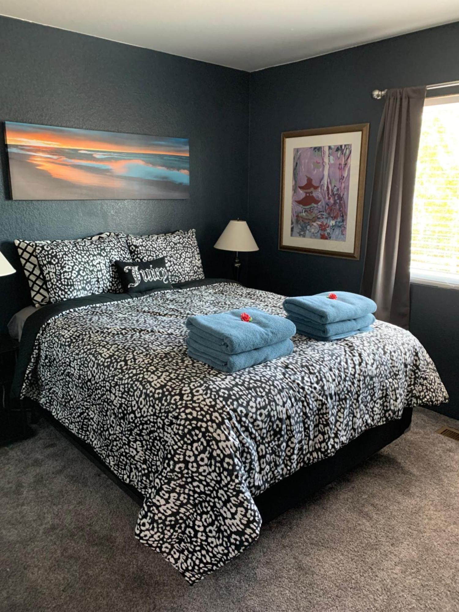 Charming 3 Bed 3 Bath Home, Super Cozy, Close To Dia Aurora